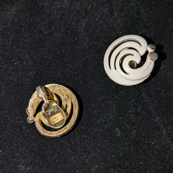Vintage Monet white enamel clip-on earrings - Picture 3 of 5